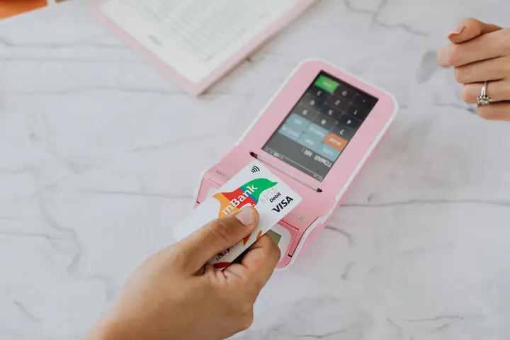 Deebetkaart vs Trustly: kumba Eesti kasiinos kasutada?